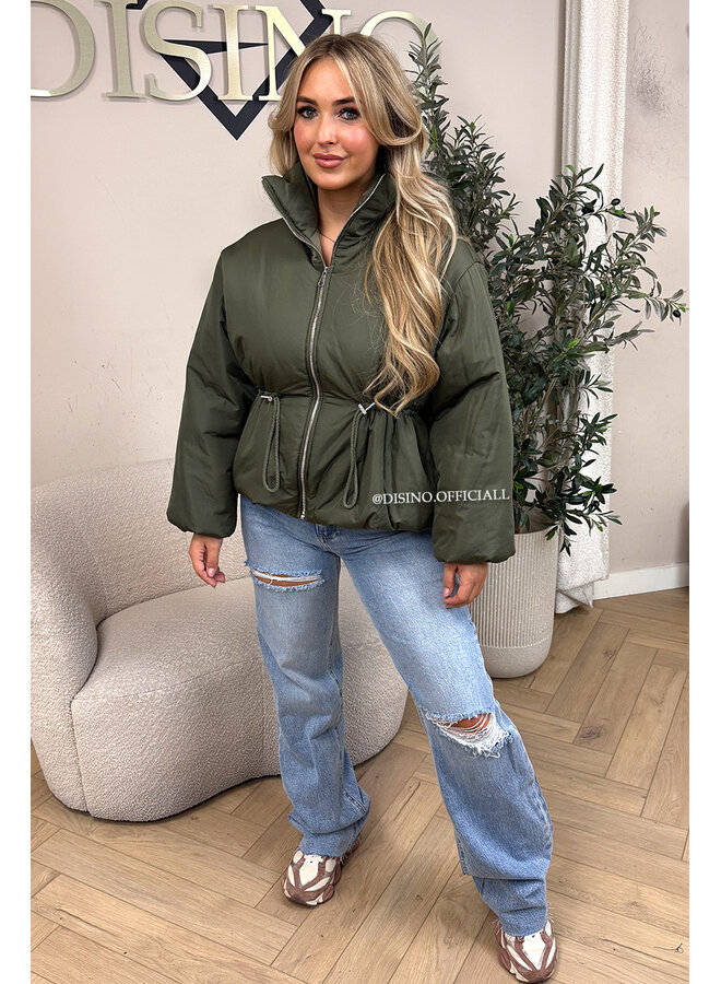 KHAKI GREEN – ‘JUNIA JACKET’ – DRAWSTRING WAIST PUFFER JACKET