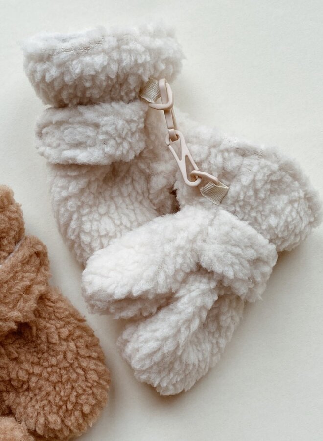 Konges Slojd - Grizz teddy baby mittens - Off white