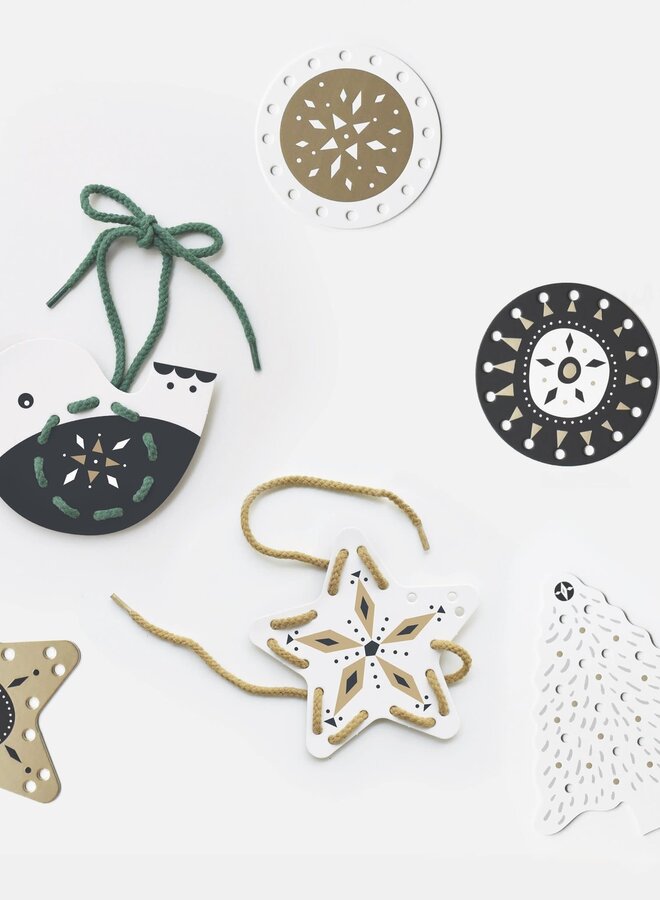 Wee Gallery - Lacing cards 'Tree ornaments'