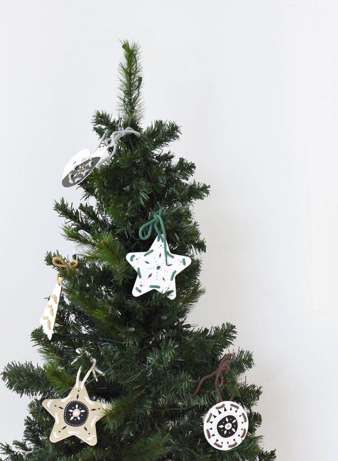 Wee Gallery - Lacing cards 'Tree ornaments'