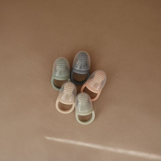 Mushie - Silicone fresh food feeder Sand