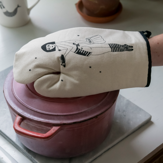 Helen B - Ovenwant Pin-up cake girl