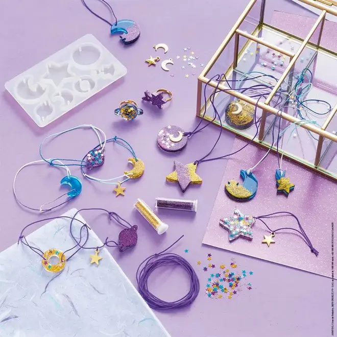 Janod - 14 Pieces Of Jewellery From Galaxy Resin To Make