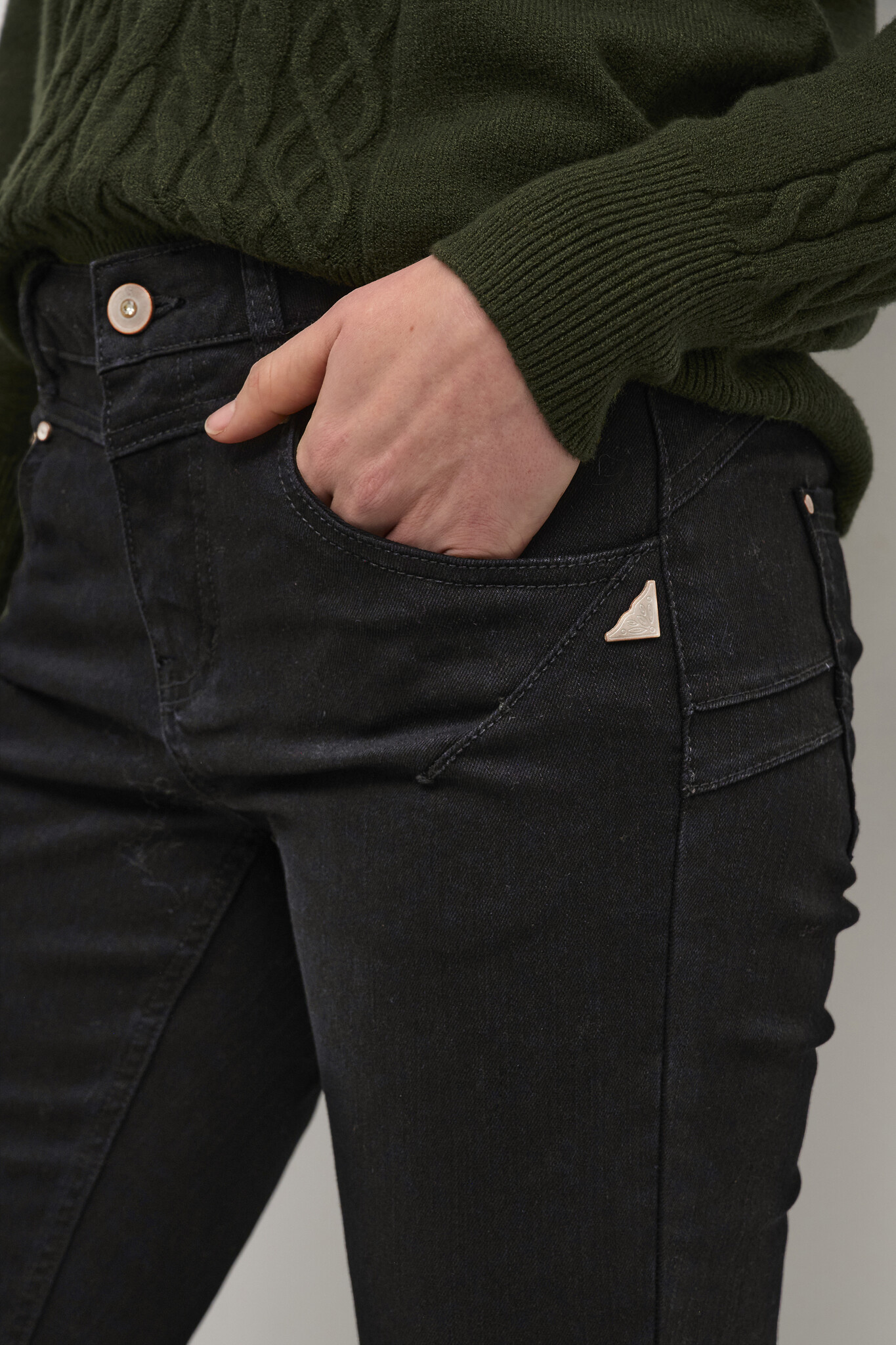 CREAM 10611579 PITCH BLACK 32