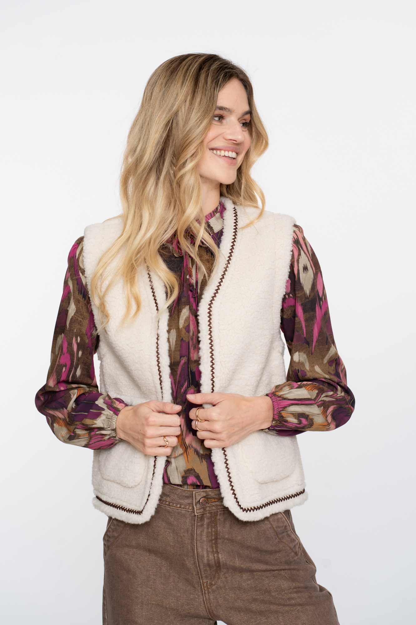 GEISHA  Gilet teddy embroidery off-white/tape dark brown zigzag