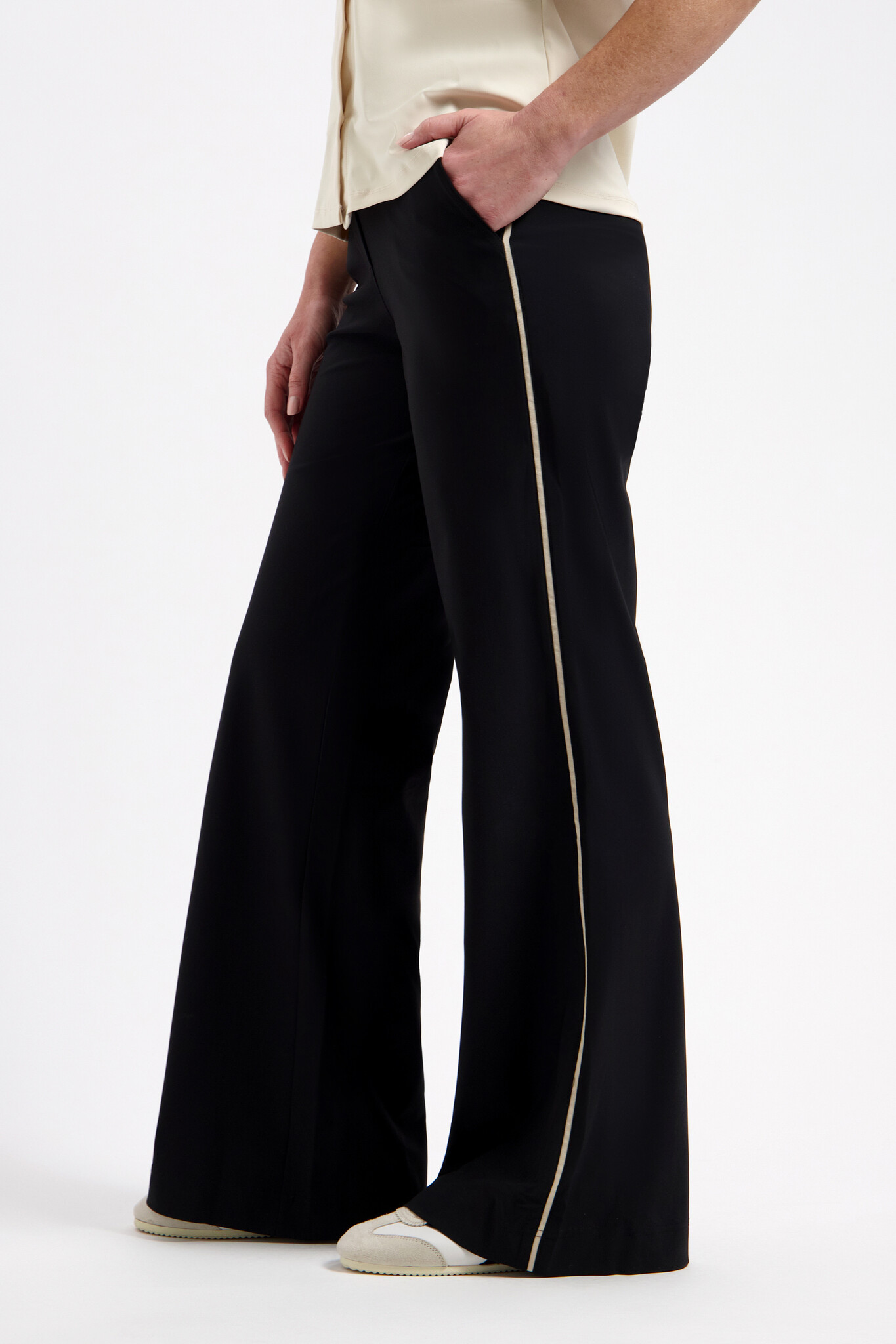 LADY DAY  Eleyn black