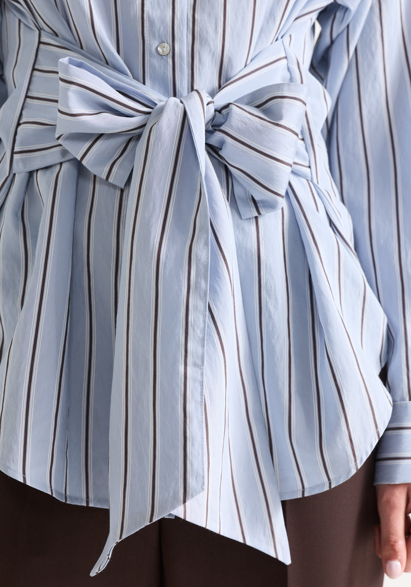 Jansen Amsterdam Livia gestreepte blouse met ceintuur lichtblauw