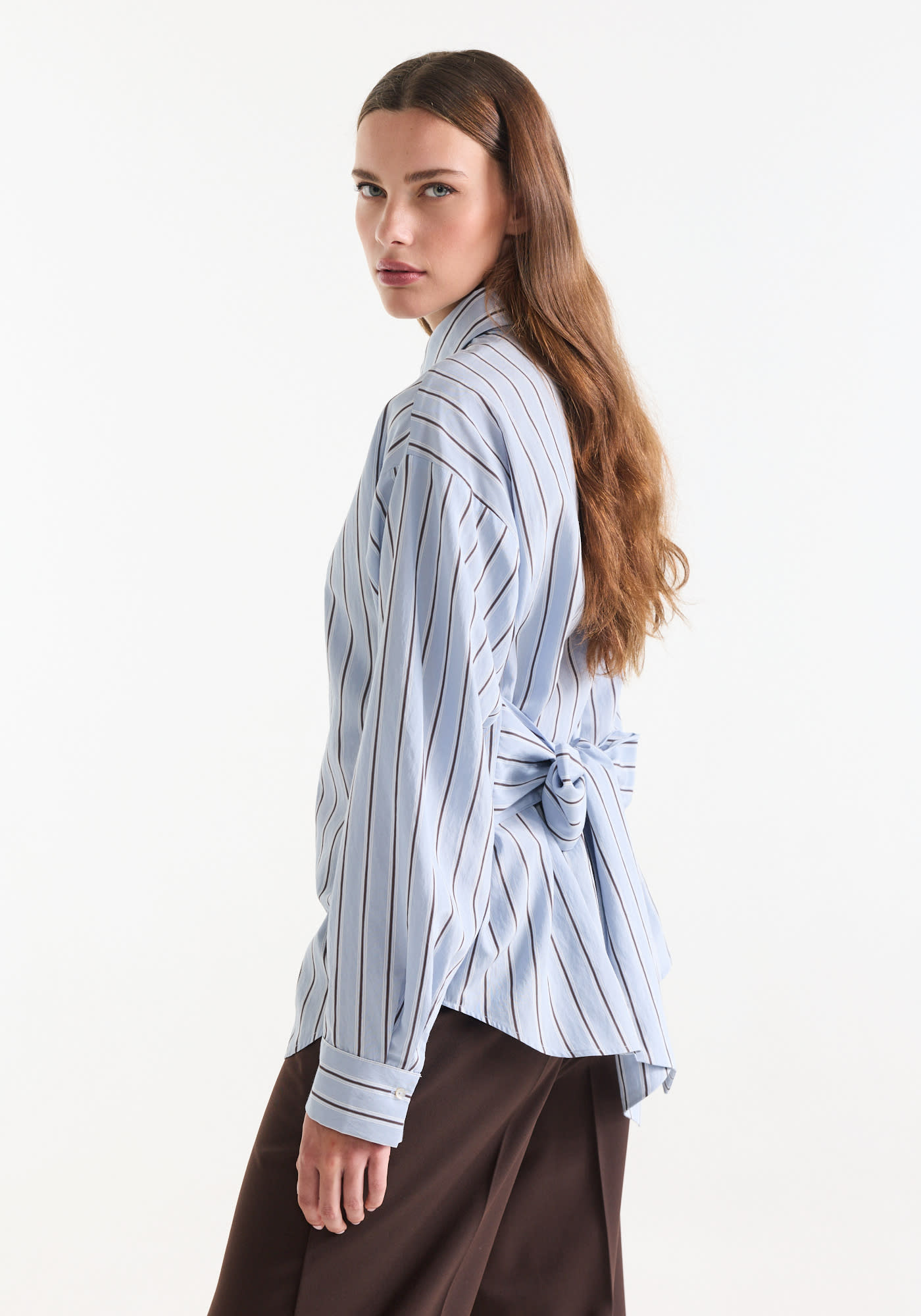 Jansen Amsterdam Livia gestreepte blouse met ceintuur lichtblauw