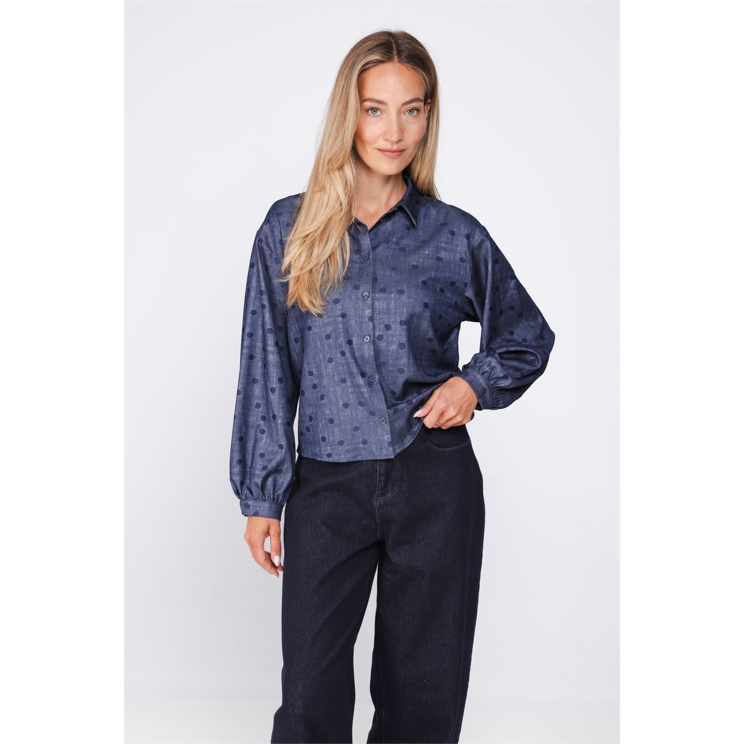 POOOLS Chambray blouse met stippen blauw