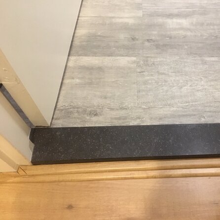 Dorpel binnendeur hardsteen look - marmercomposiet - gepolijst (glans) - 2 cm dik - op maat - glanzende arduin imitatie van marmer composiet stofdorpel / deurdorpel Dorpel binnendeur hardsteen look - marmercomposiet - gepolijst (glans) - 2 cm dik - op maat - glanzende arduin imitatie van marmer composiet stofdorpel / deurdorpel