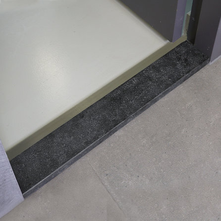 Dorpel binnendeur - nero assoluto graniet - gevlamd (anticato) - 3 cm dik - op maat - gebrande zwart (absolute black) graniet stofdorpel / deurdorpel