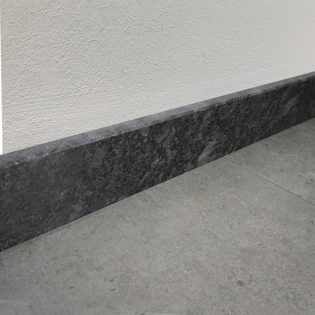 Plint - steel grey graniet - gepolijst (glans) - 2 cm dik - op maat - muurplint / vloerplint van glanzend silver grey graniet