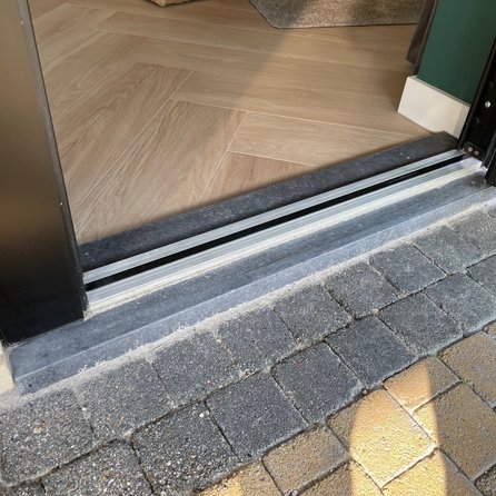 Buitendorpel vlak - Belgisch hardsteen - gezoet (mat) - 5 cm dik - op maat - deurdorpel / onderdorpel / waterkering (t.b.v. buitendeur / voordeur) van arduin (blauwsteen)