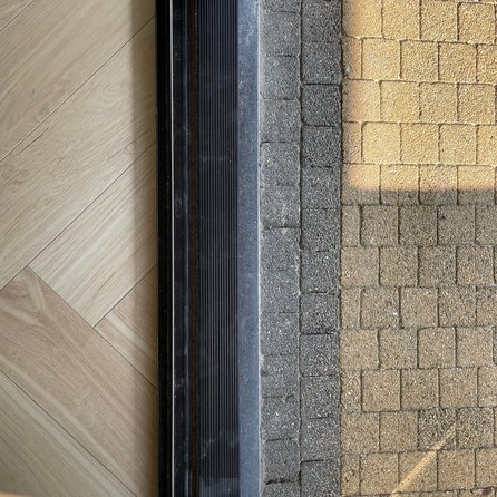 Buitendorpel vlak - Belgisch hardsteen - gezoet (mat) - 6 cm dik - op maat - deurdorpel / onderdorpel / waterkering (t.b.v. buitendeur / voordeur) van arduin (blauwsteen)