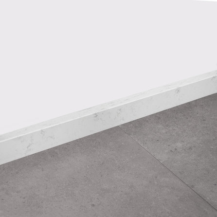 Plint marmerlook wit - kwartscomposiet - gepolijst (glans) - 2 cm dik - op maat - muurplint / vloerplint van glanzende witte bianco carrara imitatie van quarts / quartz composiet