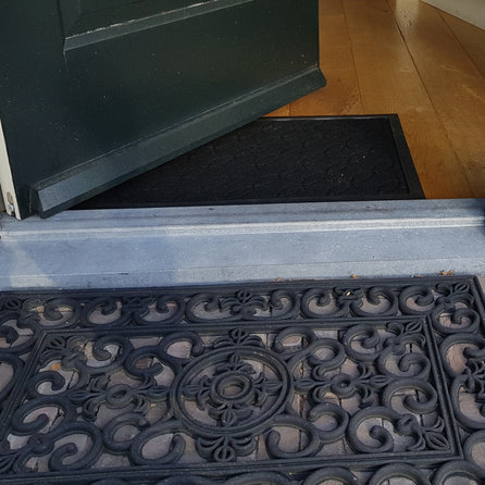 Buitendorpel schuin met opkant - Belgisch hardsteen - geschuurd (mat) - 8 cm dik - op maat - Aflopende deurdorpel / onderdorpel / waterkering (t.b.v. buitendeur / voordeur) van arduin (blauwsteen)
