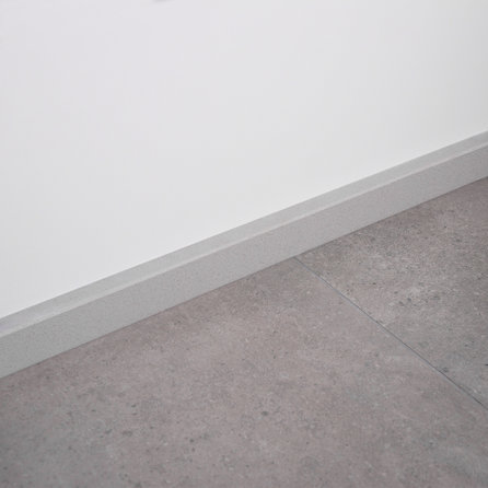 Plint licht grijs - marmercomposiet - gepolijst (glans) - 2 cm dik - op maat - muurplint / vloerplint van glanzende lichtgrijze marmer composiet