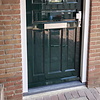 Buitendorpel schuin met opkant - Belgisch hardsteen - gezoet (mat) - 4 cm dik - op maat - Aflopende deurdorpel / onderdorpel / waterkering (t.b.v. buitendeur / voordeur) van arduin (blauwsteen)
