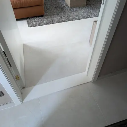 Dorpel binnendeur wit - kwartscomposiet - gepolijst (glans) - 3 cm dik - op maat - glanzende witte quarts / quartz composiet stofdorpel / deurdorpel