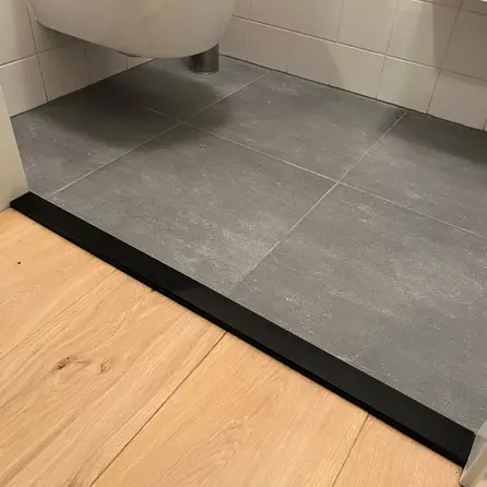 Dorpel binnendeur zwart - kwartscomposiet - gepolijst (glans) - 2 cm dik - op maat - glanzende zwarte quarts / quartz composiet stofdorpel / deurdorpel