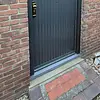 Buitendorpel schuin met opkant - Belgisch hardsteen - gezoet (mat) - 8 cm dik - op maat - Aflopende deurdorpel / onderdorpel / waterkering (t.b.v. buitendeur / voordeur) van arduin (blauwsteen)