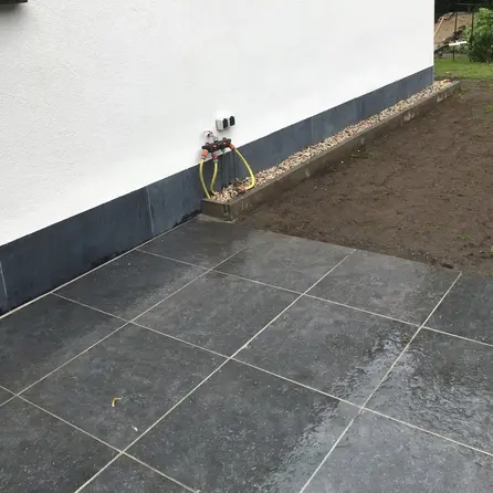 Gevelplint - Belgisch hardsteen - donkergezoet (mat) - 2 cm dik - op maat - gevelbekleding van donker gezoete arduin (blauwsteen)