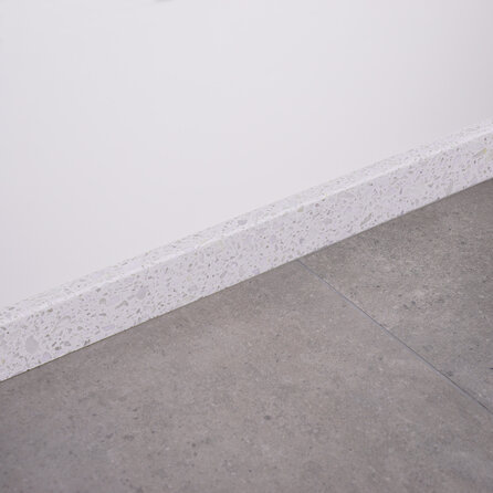 Plint terrazzo wit - marmercomposiet - gepolijst (glans) - 2 cm dik - op maat - glanzende witte marmer composiet