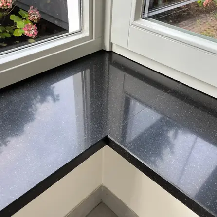 Sample zwart spikkel - kwartscomposiet - gepolijst (glans) - 2 cm dik - op maat - materiaal proefstuk / monster van glanzende zwarte (natuursteen look) quarts / quartz composiet