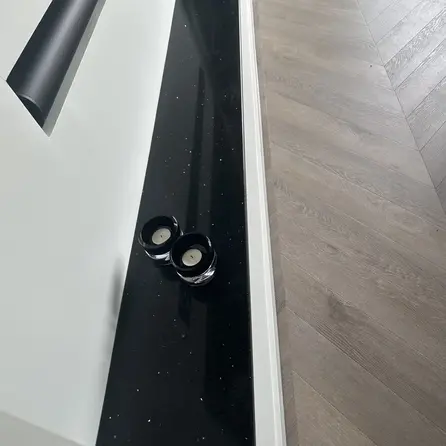 Sample zwart spark - kwartscomposiet - gepolijst (glans) - 2 cm dik - op maat - materiaal proefstuk / monster van glanzende zwarte (natuursteen look) quarts / quartz composiet