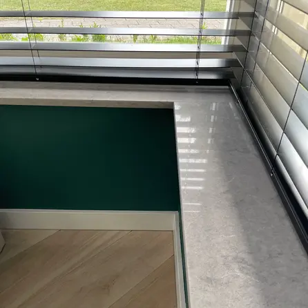 Sample natuursteen look grijs - kwartscomposiet - gepolijst (glans) - 2 cm dik - op maat - materiaal proefstuk / monster van glanzende lichtgrijze natuursteen imitatie van quarts / quartz composiet
