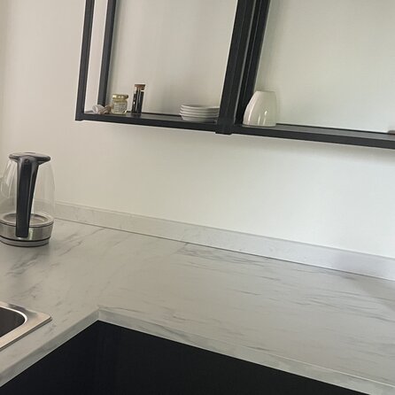 Sample marmerlook wit - marmercomposiet - gepolijst (glans) - 2 cm dik - op maat - materiaal proefstuk / monster van glanzende witte bianco carrara imitatie van marmer composiet