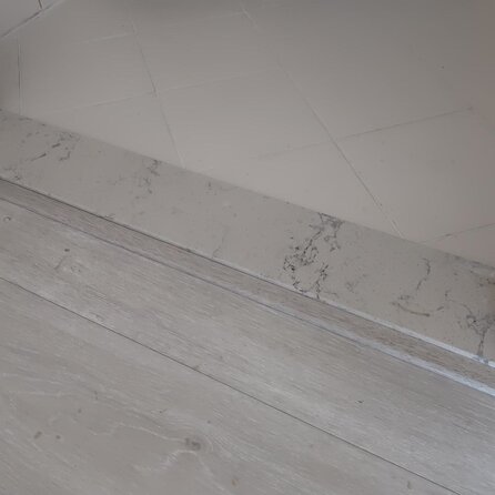 Sample marmerlook wit - kwartscomposiet - gepolijst (glans) - 2 cm dik - op maat - materiaal proefstuk / monster van glanzende witte bianco carrara imitatie van quarts / quartz composiet