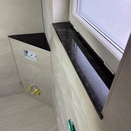 Vensterbank marmerlook zwart - kwartscomposiet - gepolijst (glans) - 2 cm dik - op maat - glanzende zwarte marmer imitatie van quarts / quartz composiet Vensterbank marmerlook zwart - kwartscomposiet - gepolijst (glans) - 2 cm dik - op maat - glanzende zwarte marmer imitatie van quarts / quartz composiet