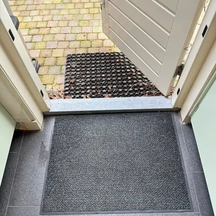 Buitendorpel schuin met opkant - Belgisch hardsteen - geschuurd (mat) - 8 cm dik - op maat - Aflopende deurdorpel / onderdorpel / waterkering (t.b.v. buitendeur / voordeur) van arduin (blauwsteen) Buitendorpel schuin met opkant - Belgisch hardsteen - geschuurd (mat) - 8 cm dik - op maat - Aflopende deurdorpel / onderdorpel / waterkering (t.b.v. buitendeur / voordeur) van arduin (blauwsteen)