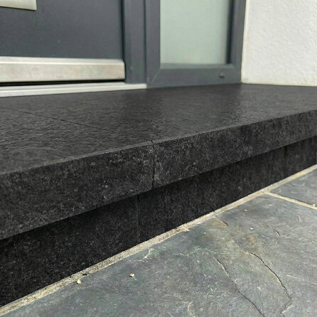 Buitendorpel vlak - nero assoluto graniet - gevlamd (anticato) - 3 cm dik - op maat - deurdorpel / onderdorpel / waterkering (t.b.v. buitendeur / voordeur) van gebrande zwart (absolute black) graniet