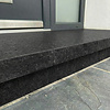 Buitendorpel vlak - nero assoluto graniet - gevlamd (anticato) - 2 cm dik - op maat - deurdorpel / onderdorpel / waterkering (t.b.v. buitendeur / voordeur) van gebrande zwart (absolute black) graniet