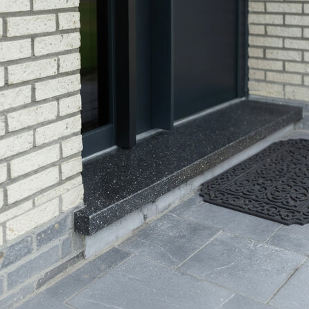 Buitendorpel vlak - hardsteen look donker - marmercomposiet - gepolijst (glans) - 3 cm dik - op maat - deurdorpel / onderdorpel / waterkering (t.b.v. buitendeur / voordeur) van marmer composiet
