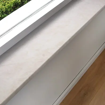 Vensterbank marmerlook crème - kwartscomposiet - gezoet (mat) - 2 cm dik - op maat - matte taj mahal imitatie van quarts / quartz composiet