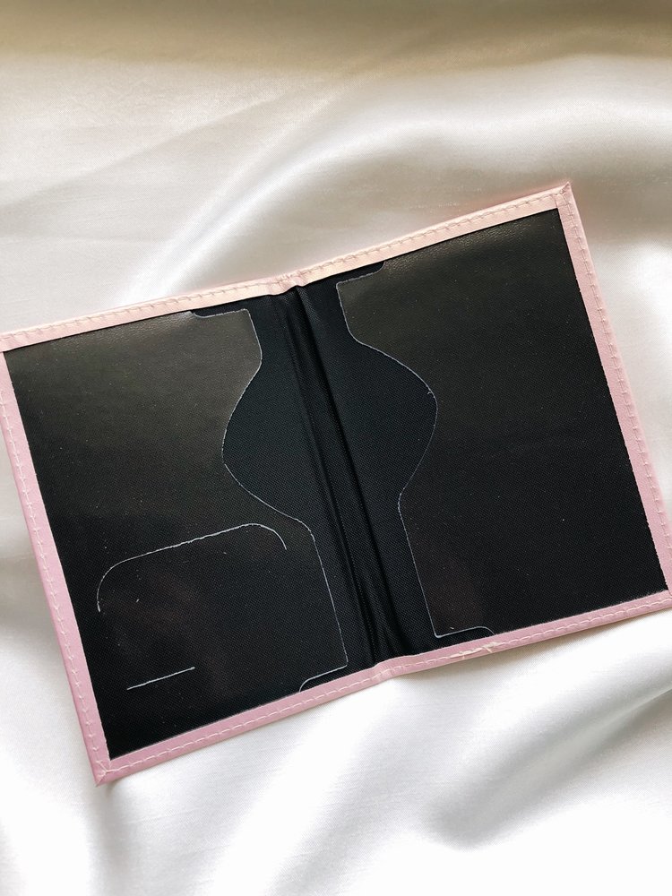 Glowy Pink Passport Cover / German