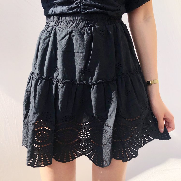 Yuna Embroidered Skirt / Black