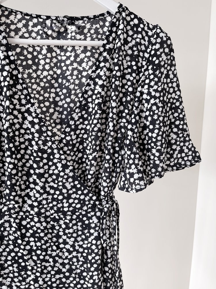 Perla Flower Wrap Midi Dress / Black