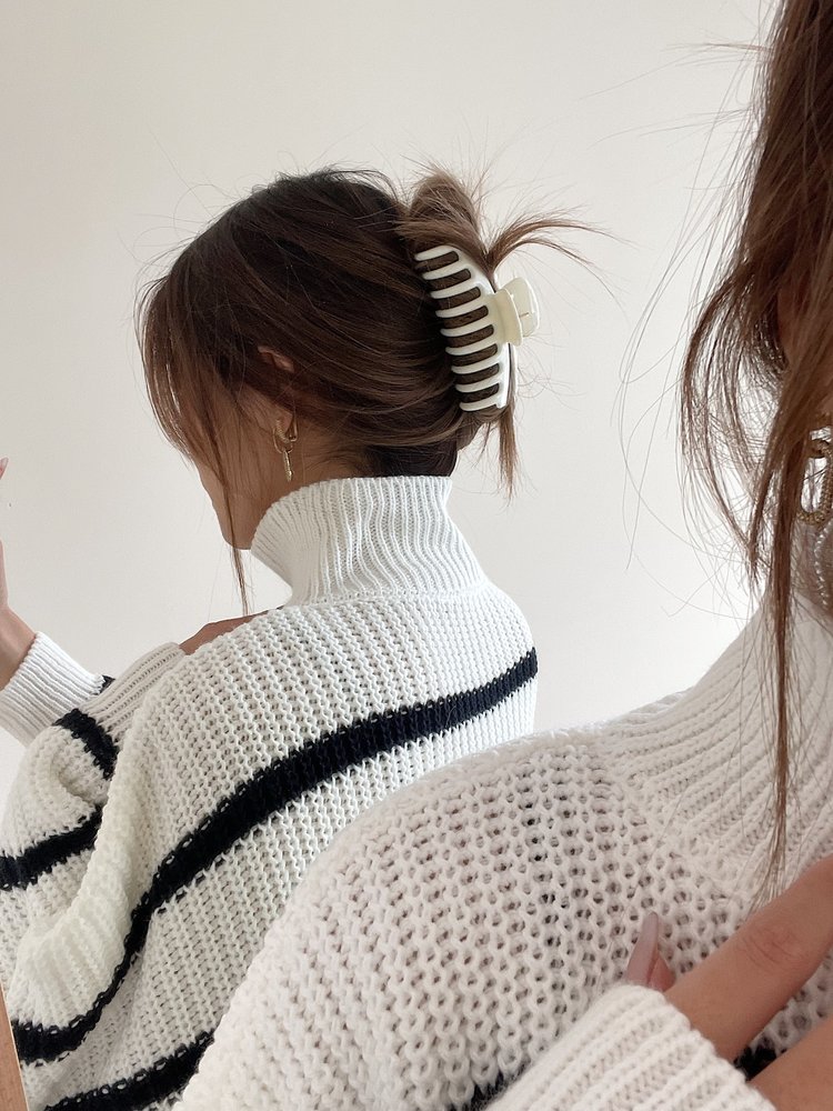 Felia Shiny Hair Claw / White