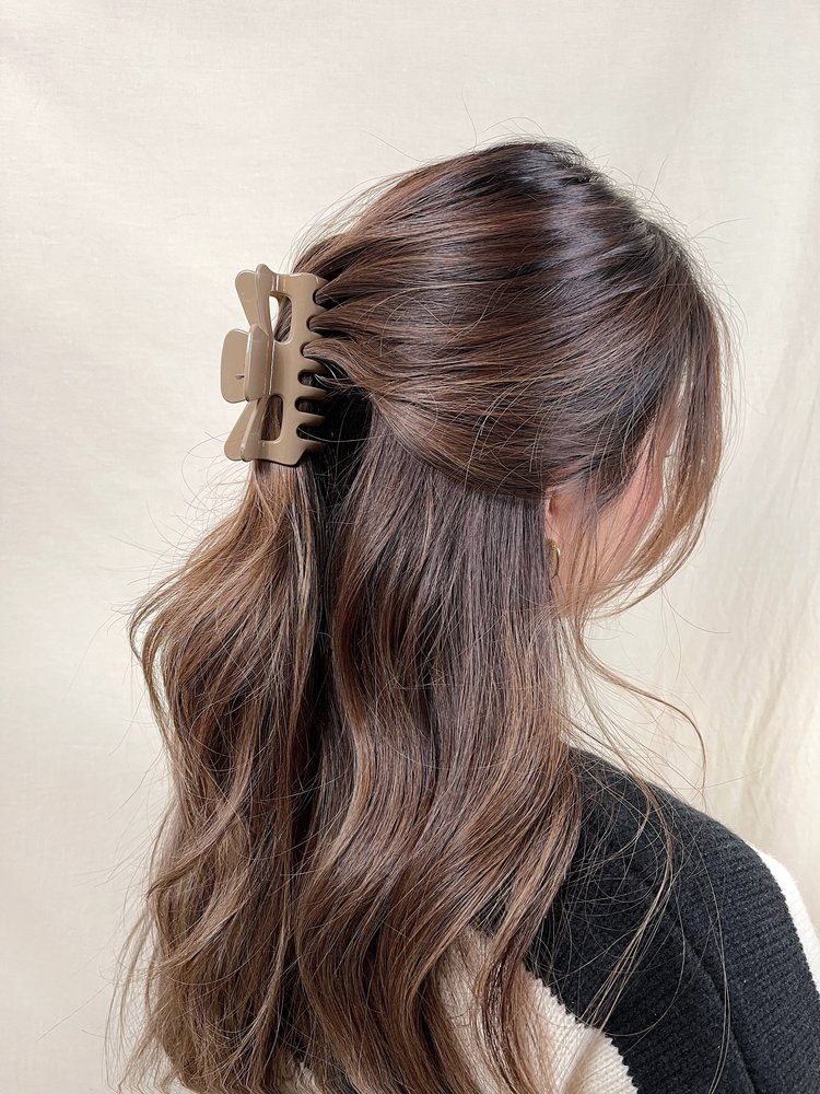 Tuva Shiny Hair Claw / Beige