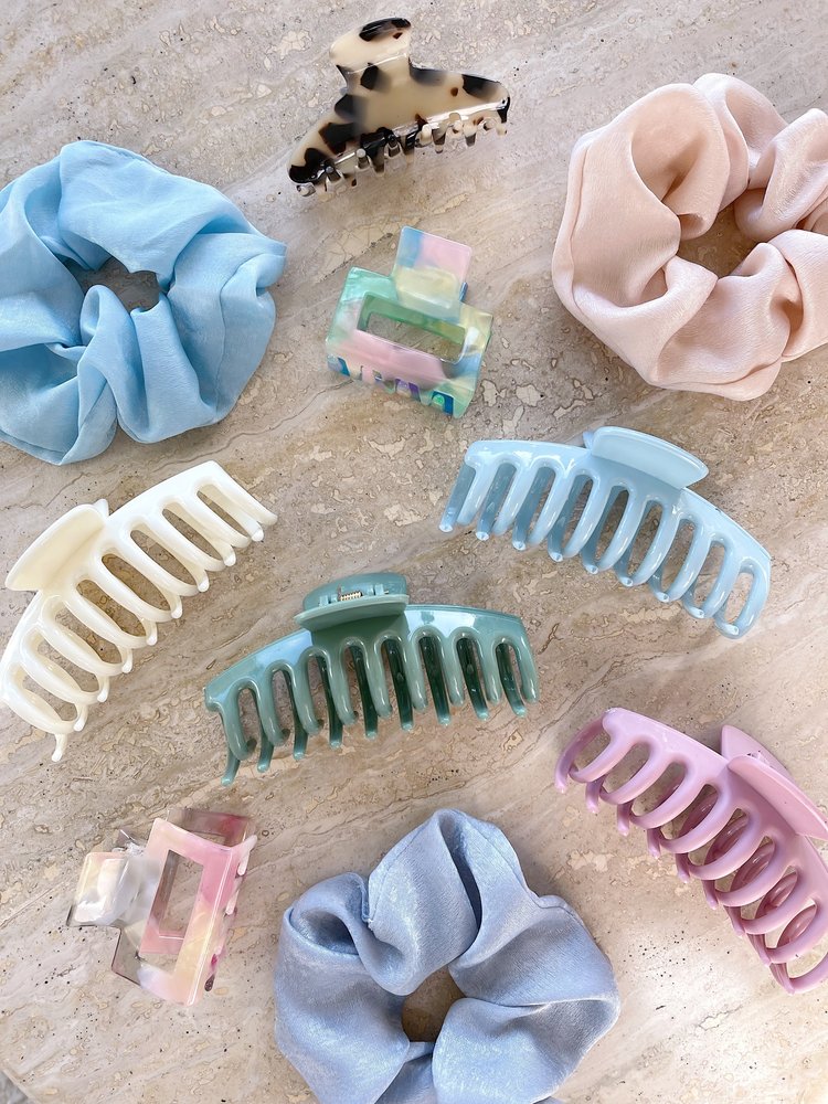 Felia Shiny Hair Claw / White