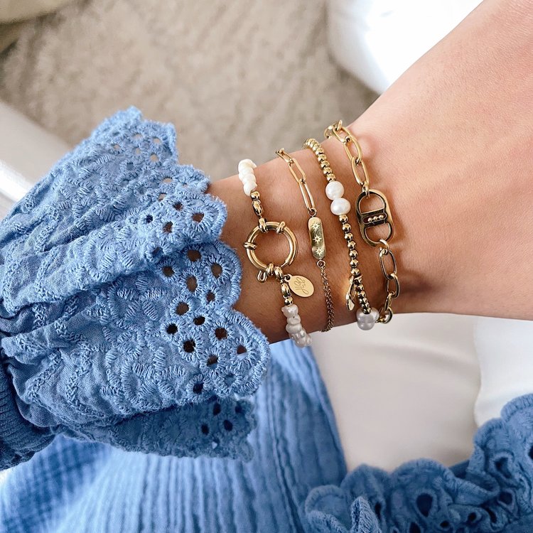 Gold Interlocking Chain Bracelet