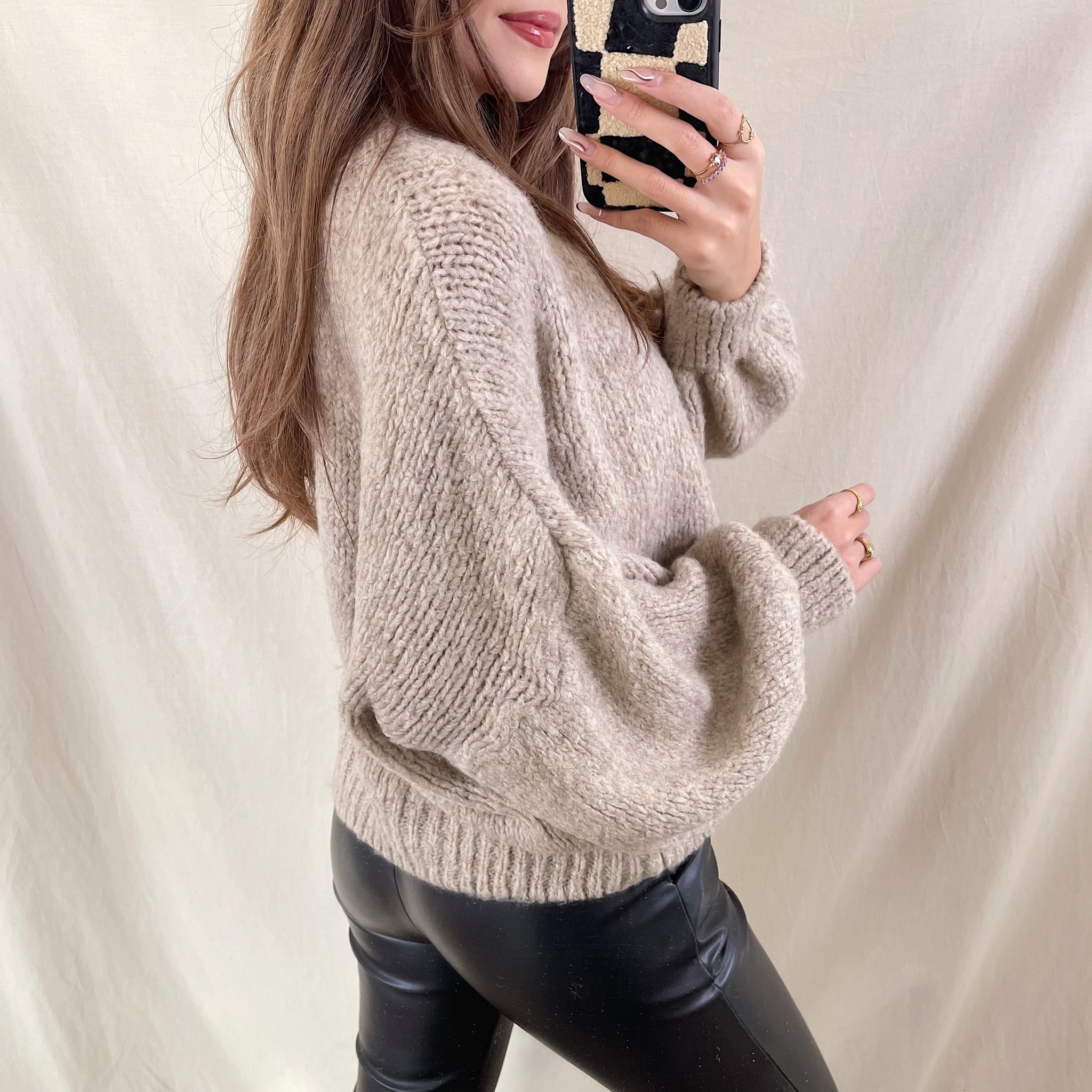 https://cdn.webshopapp.com/shops/247411/files/391639963/caro-oversized-knit-sweater-taupe.jpg