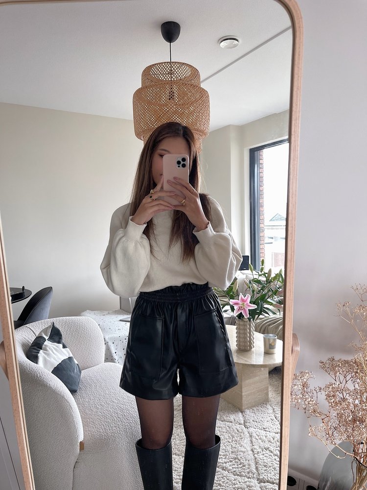 Soleil Faux Leather Shorts / Black