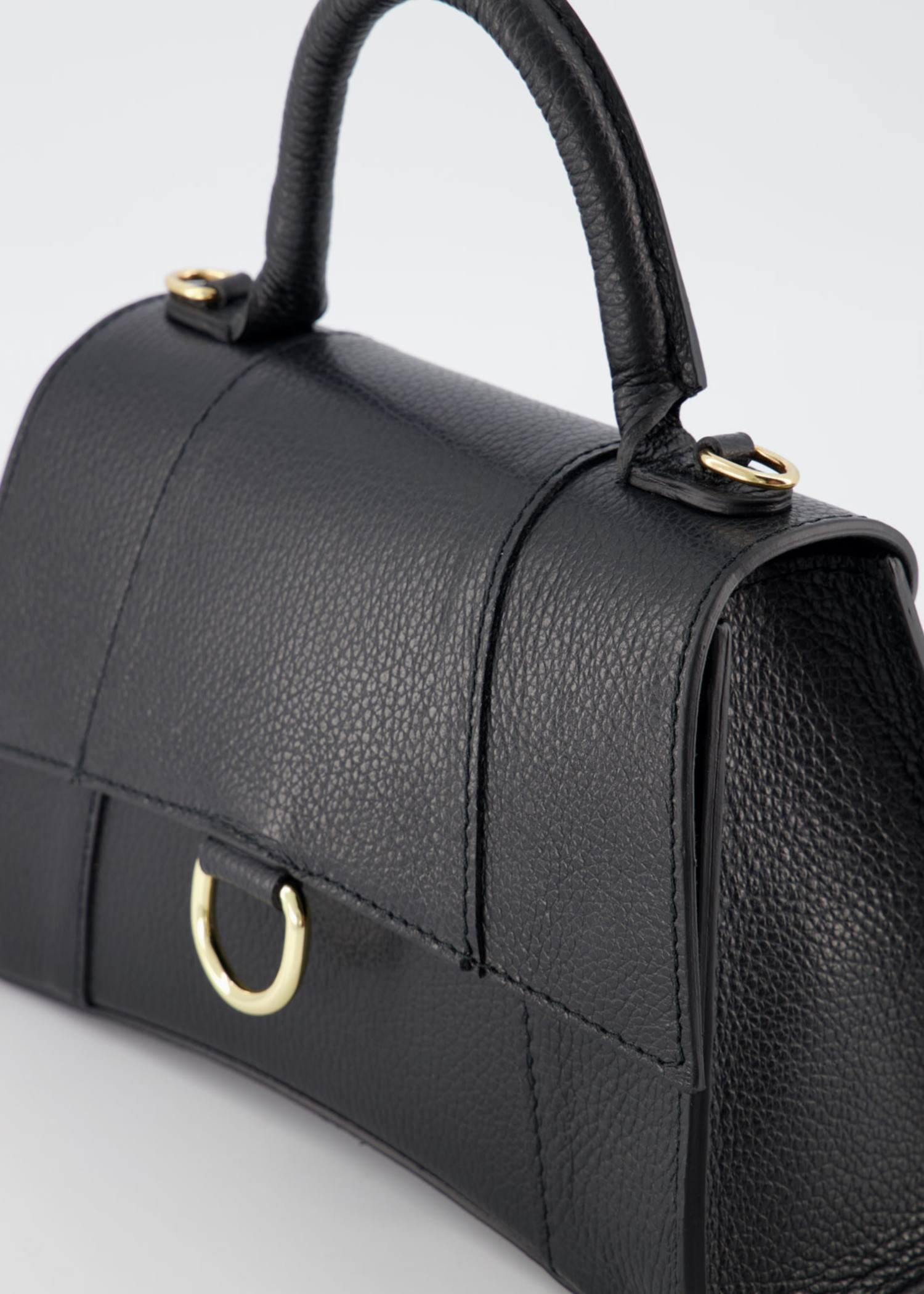 Elegant Design Noir Pebbled Leather Boxy Bag – MAUMAU