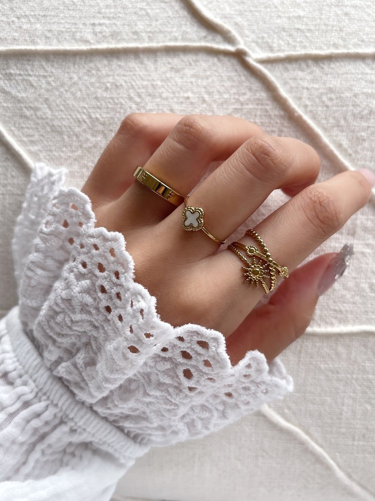 Gold Vintage Clover Ring / White