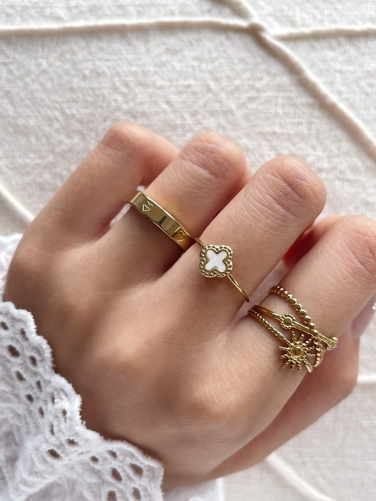 Gold Vintage Clover Ring / White